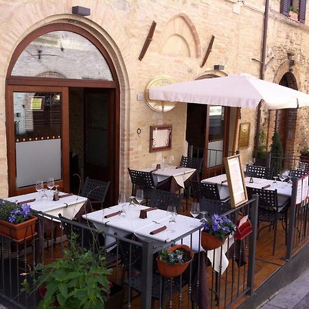 Oro Rosso Hotel Ristorante Монтефалько Екстер'єр фото