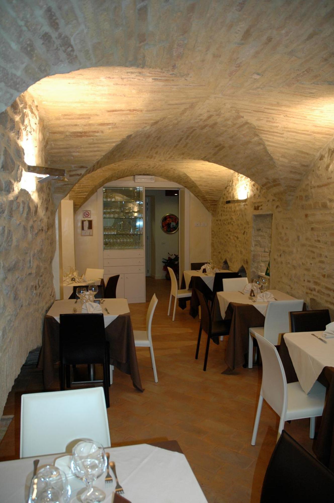 Oro Rosso Hotel Ristorante Монтефалько Екстер'єр фото